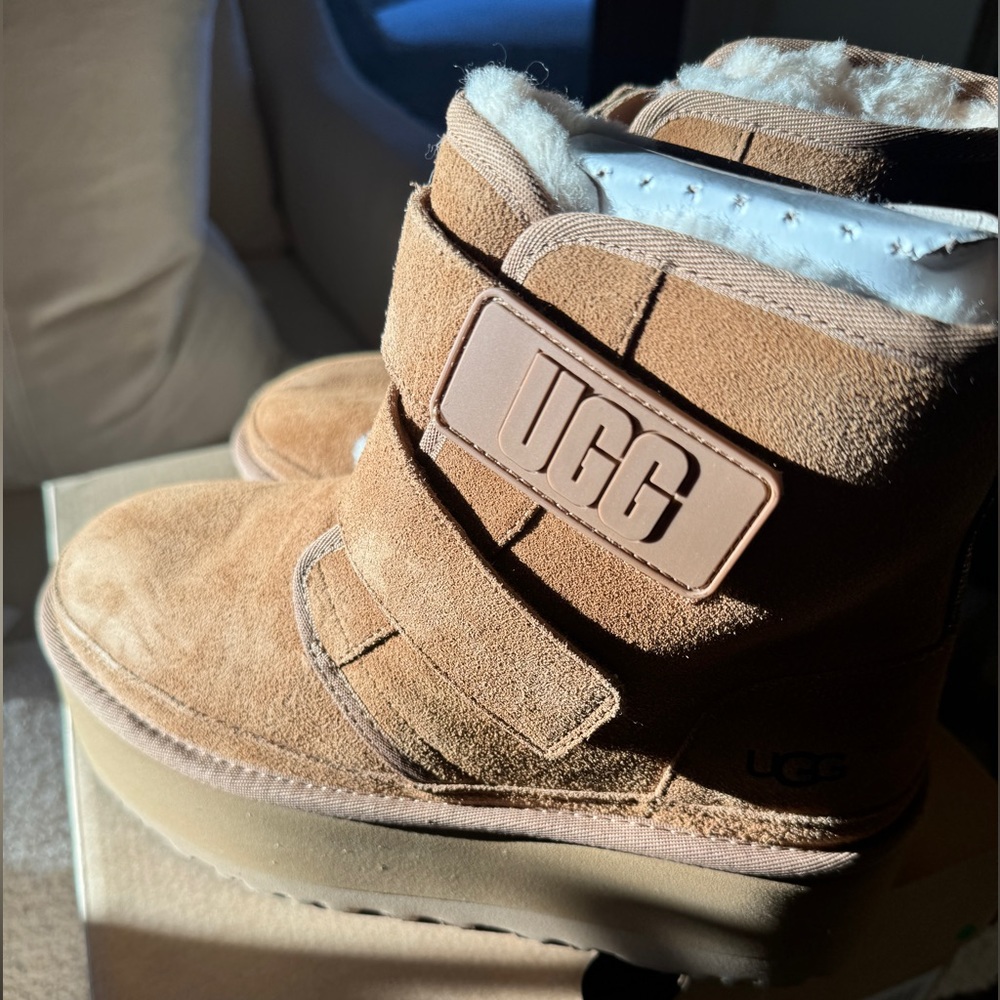 BRAND NEW in box - Womens Ugg platform boots in chestnut color. Size 7